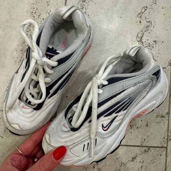 Nike Girl’s Pink Althetic Tennis Shoes - Picture 8 of 9